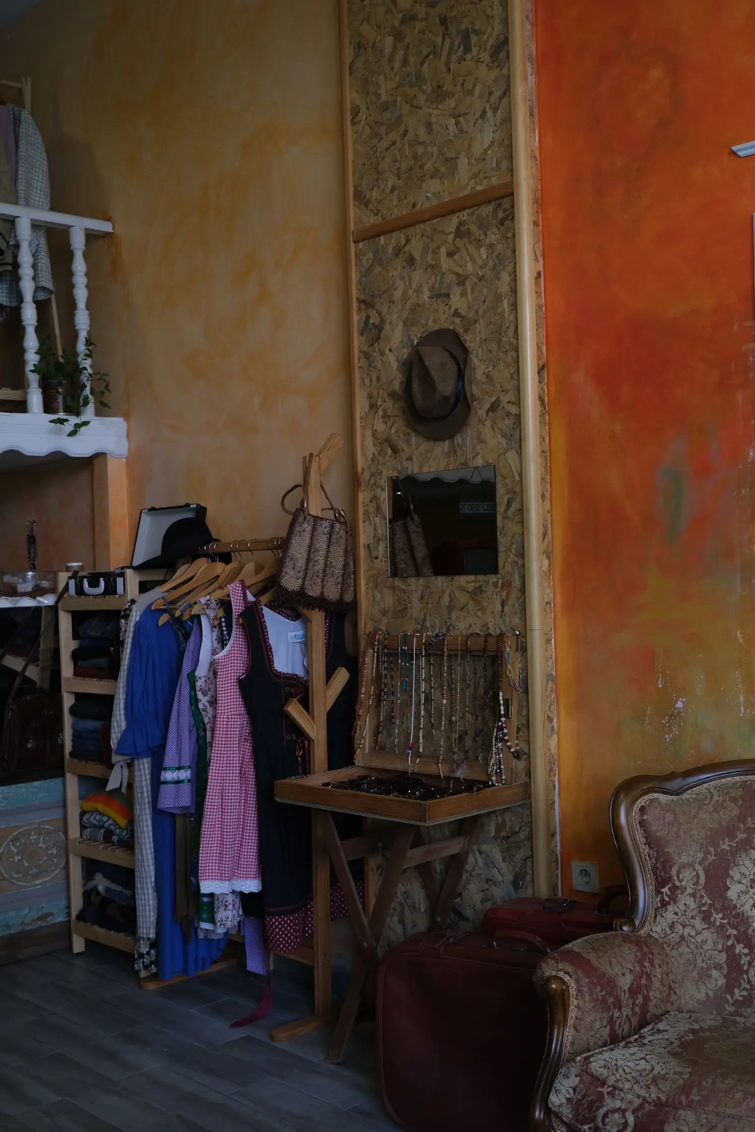 Vintage butik belső tere elegáns bútorokkal
