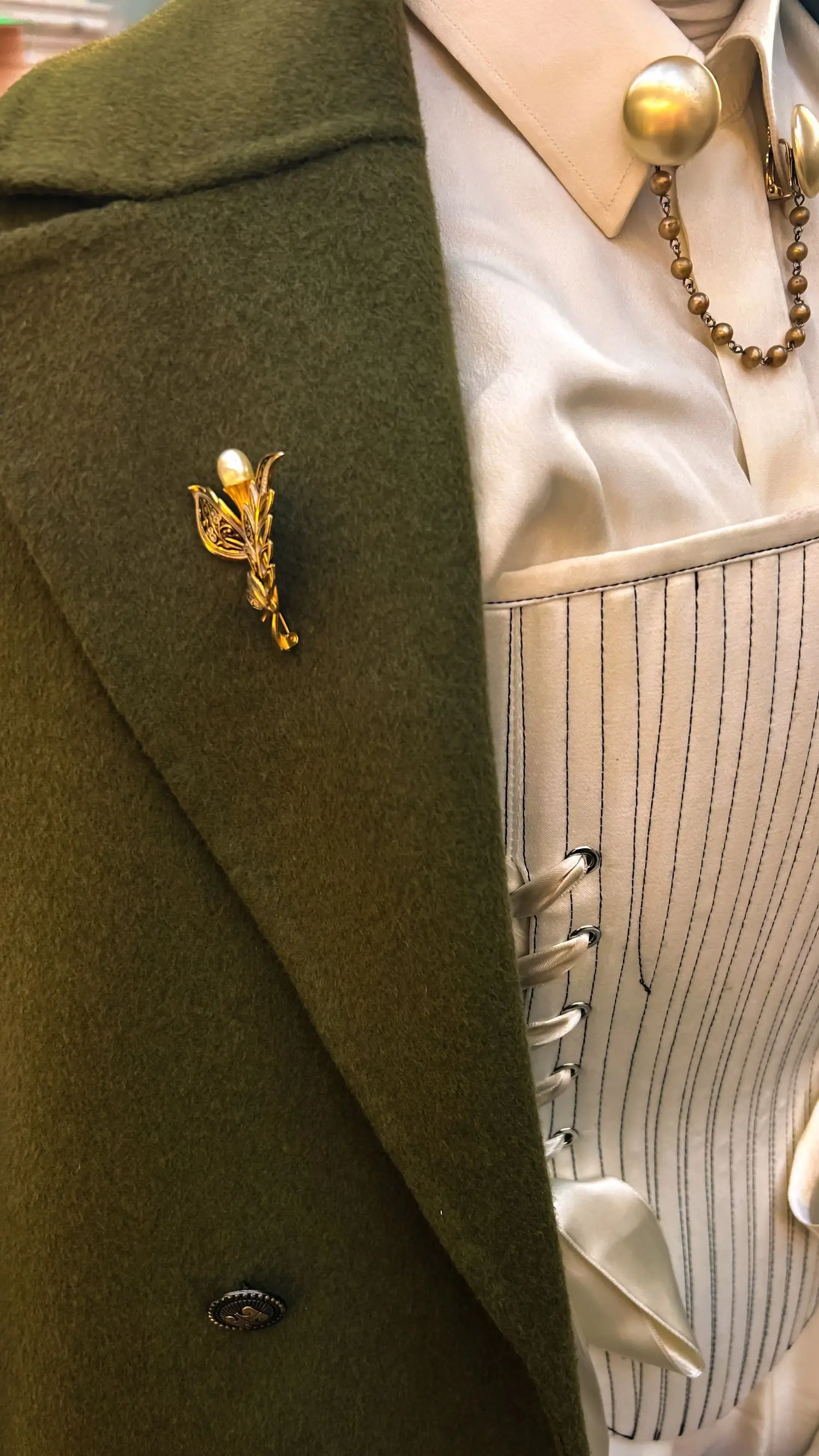 Vintage bross részlet